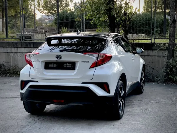 Tirane, shes makine Toyota CHR Hybrid Benzin, e bardhë automatik Klima 139.000 km 18.500 €