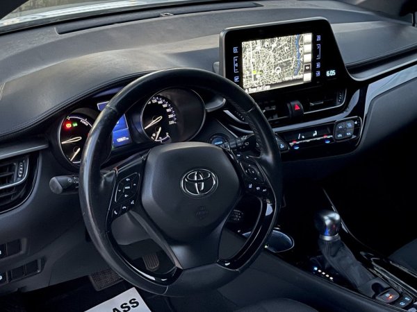 Tirane, shes makine Toyota CHR Hybrid Benzin, e bardhë automatik Klima 139.000 km 18.500 €