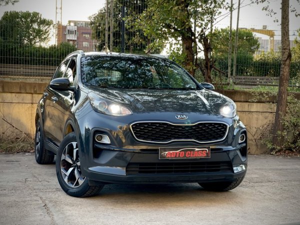 Tirane, shes makine Kia Sportage Mild Hybrid Nafte, gri e erret automatik Klima 135.000 km 16.900 €