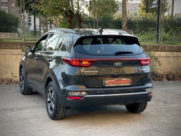 Tirane, shes makine Kia Sportage Mild Hybrid Nafte, gri e erret automatik Klima 135.000 km 16.900 €
