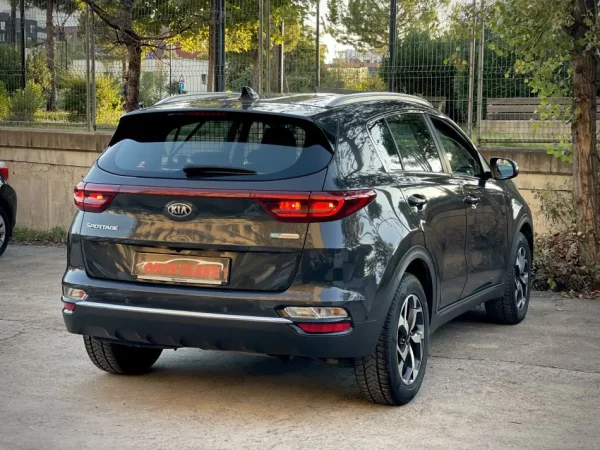 Tirane, shes makine Kia Sportage Mild Hybrid Nafte, gri e erret automatik Klima 135.000 km 16.900 €