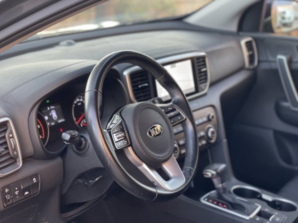 Tirane, shes makine Kia Sportage Mild Hybrid Nafte, gri e erret automatik Klima 135.000 km 16.900 €