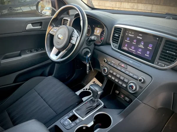 Tirane, shes makine Kia Sportage Mild Hybrid Nafte, gri e erret automatik Klima 135.000 km 16.900 €