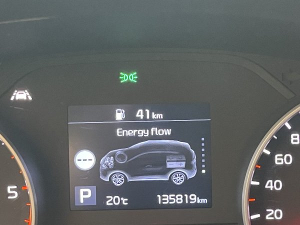 Tirane, shes makine Kia Sportage Mild Hybrid Nafte, gri e erret automatik Klima 135.000 km 16.900 €