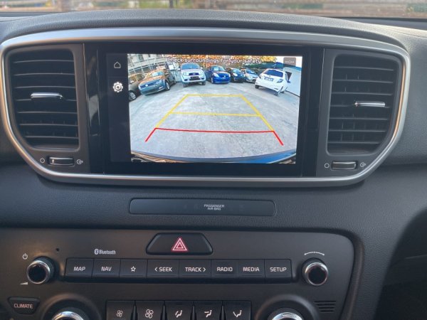 Tirane, shes makine Kia Sportage Mild Hybrid Nafte, gri e erret automatik Klima 135.000 km 16.900 €