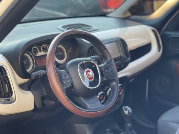 Tirane, shes makine Fiat 500 L Benzin, e bardhë automatik Klima 151.000 km 7.200 €