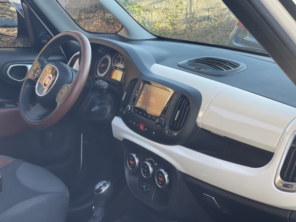 Tirane, shes makine Fiat 500 L Benzin, e bardhë automatik Klima 151.000 km 7.200 €