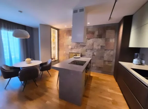 Tirane, shitet apartament , 600 m² (liqeni)