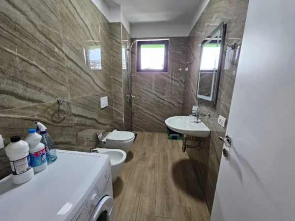 Tirane, jepet me qera apartament 2+1+Ballkon Kati 2, 112 m² 670 € (Eglo)