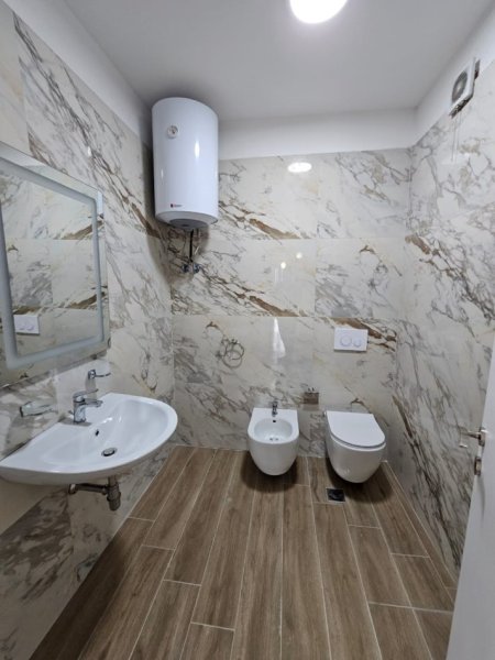 Tirane, jepet me qera apartament 2+1+Ballkon Kati 2, 112 m² 670 € (Eglo)