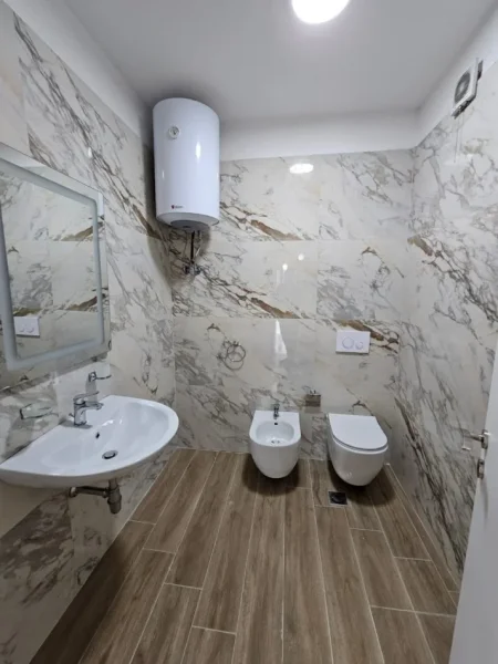 Tirane, jepet me qera apartament 2+1+Ballkon Kati 2, 112 m² 670 € (Eglo)