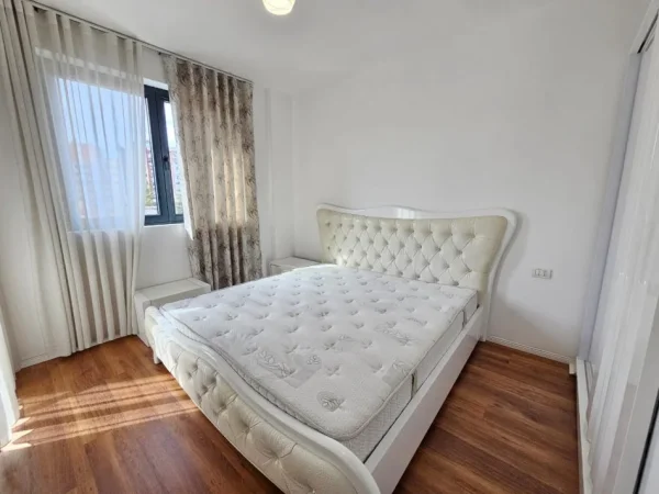 Tirane, jepet me qera apartament 2+1+Ballkon Kati 2, 112 m² 670 € (Eglo)