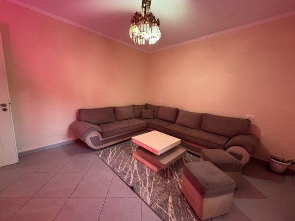 Durres, jepet me qera apartament 2+1 , 400 € (te Gjykata)