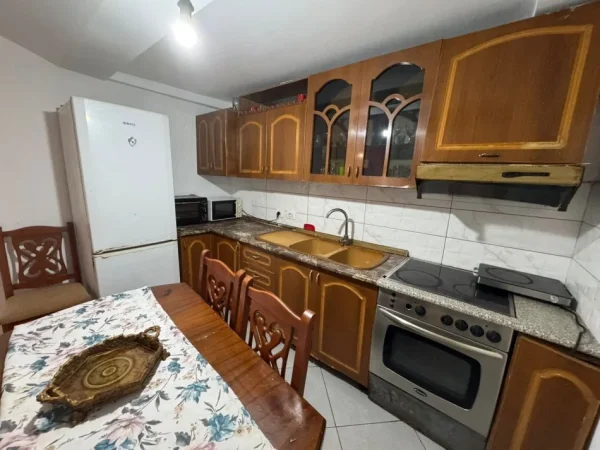 Durres, jepet me qera apartament 2+1 , 400 € (te Gjykata)