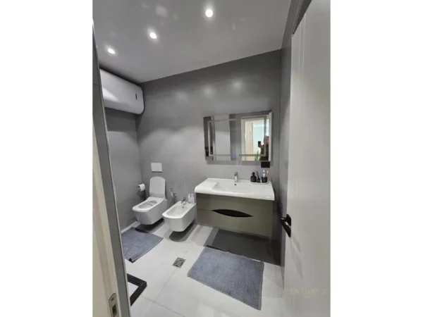 Tirane, jepet me qera apartament 2+1 Kati 6, 117 m² 1.500 € (Blloku)