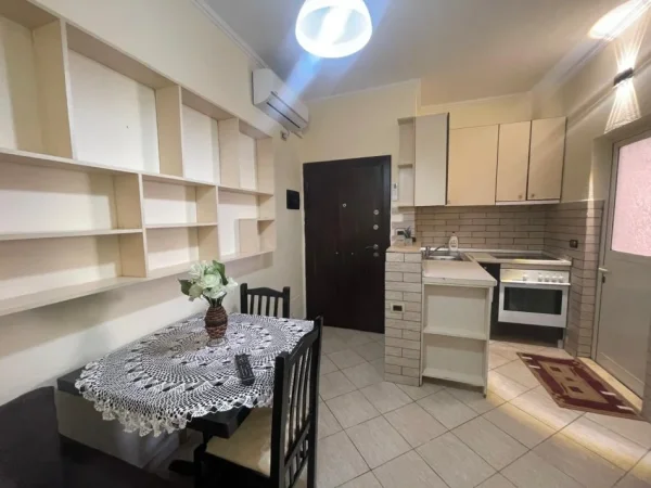 Tirane, jepet me qera apartament 1+1 Kati 4, 66 m² 420 € (Rruga 5 maji)