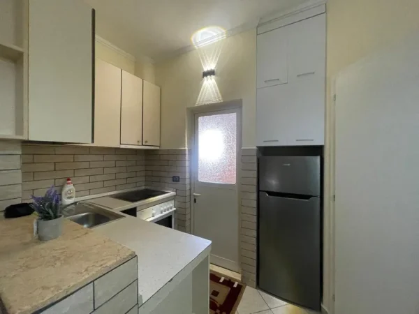 Tirane, jepet me qera apartament 1+1 Kati 4, 66 m² 420 € (Rruga 5 maji)