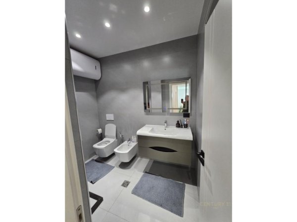 Tirane, jepet me qera apartament 2+1 Kati 6, 117 m² 1.500 € (Ish Bllok)