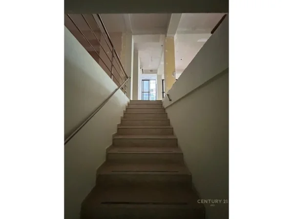 Tirane, shitet ambjent biznesi Kati 1, 260 m² 564.000 € (Laprake)