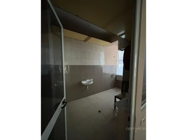 Tirane, shitet ambjent biznesi Kati 1, 260 m² 564.000 € (Laprake)