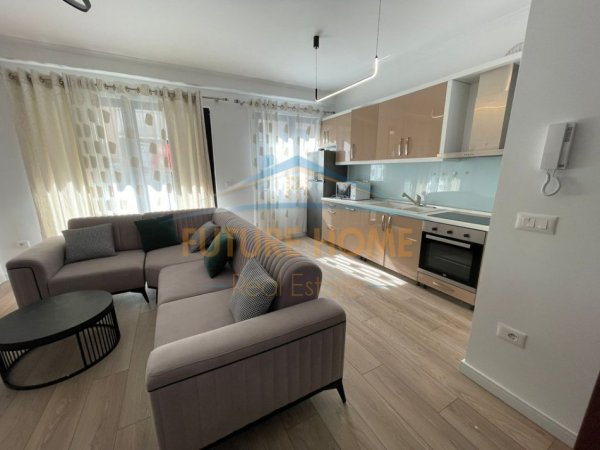 Tirane, jepet me qera apartament 2+1 Kati 2, 87 m² 800 € 