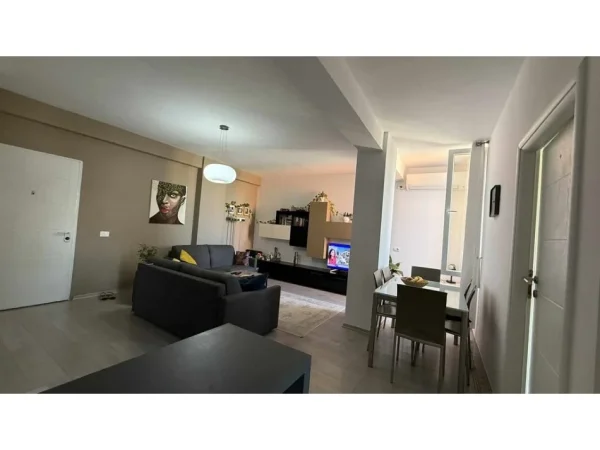 Tirane, jepet me qera apartament 2+1 Kati 8, 80 m² 550 € (Brryli)