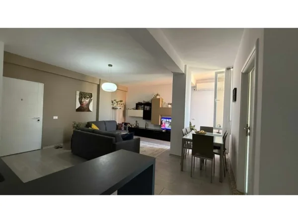 Tirane, jepet me qera apartament 2+1 Kati 8, 80 m² 550 € (Brryli)