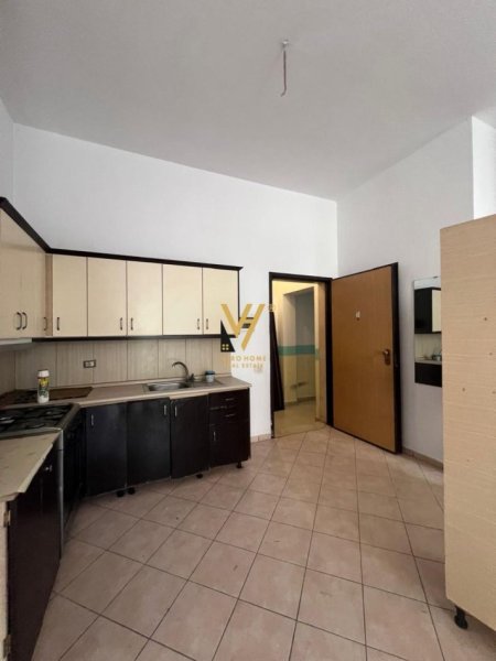 Tirane, shitet apartament 2+1+Ballkon Kati 1, 132 m² 160.000 € (YZBERISHT)