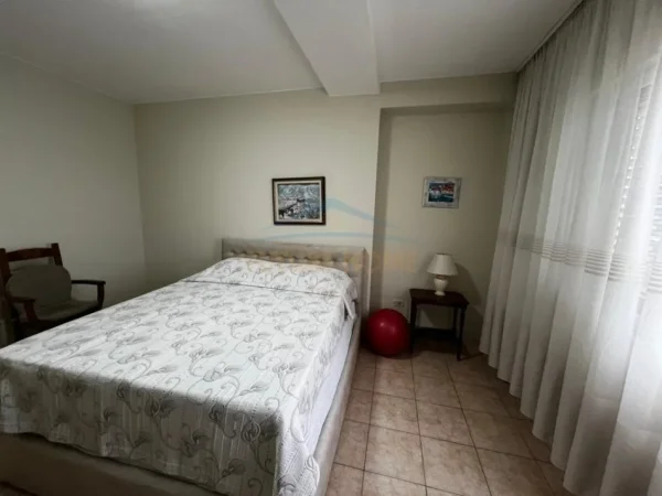 Tirane, jepet me qera apartament 2+1+Ballkon Kati 4, 107 m² 800 € 