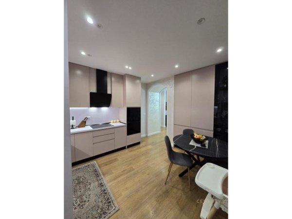 Tirane, jepet me qera apartament 2+1 Kati 6, 117 m² 1.500 € (Ish Bllok)