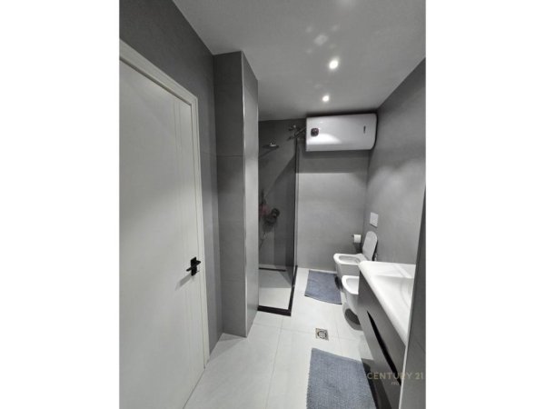 Tirane, jepet me qera apartament 2+1 Kati 6, 117 m² 1.500 € (Ish Bllok)