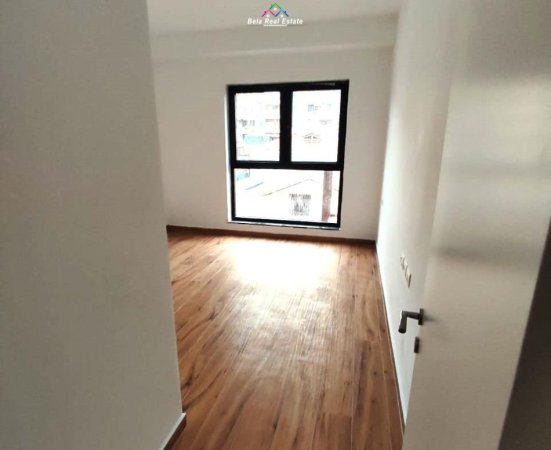 Tirane, jepet me qera zyre Kati 2, 280 m² 3.000 € (Kompleksi Tirana Garden Building)