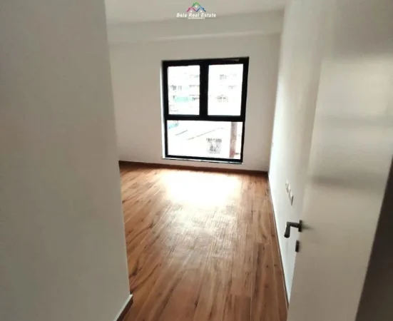 Tirane, jepet me qera zyre Kati 2, 280 m² 3.000 € (Kompleksi Tirana Garden Building)