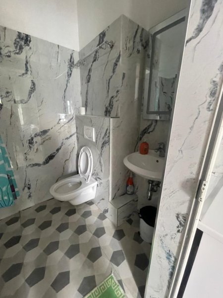 Tirane, jepet me qera garsonier Kati 13, 510 € (EKSPOZITA)