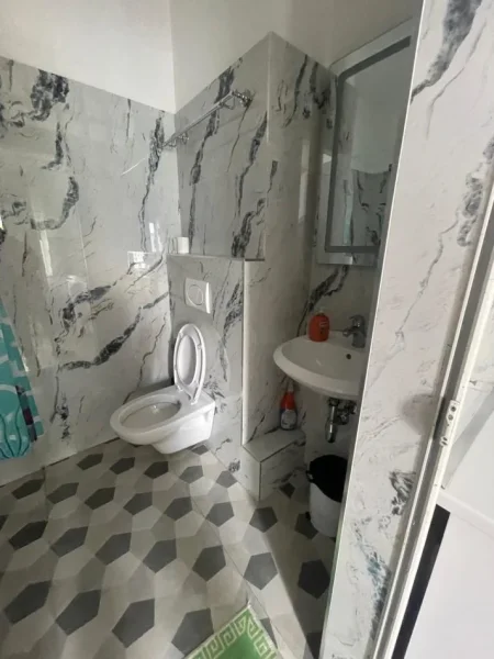 Tirane, jepet me qera garsonier Kati 13, 510 € (EKSPOZITA)