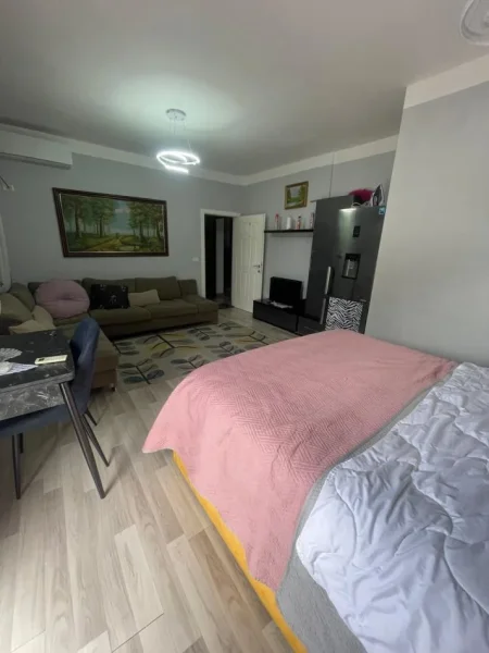 Tirane, jepet me qera garsonier Kati 13, 510 € (EKSPOZITA)