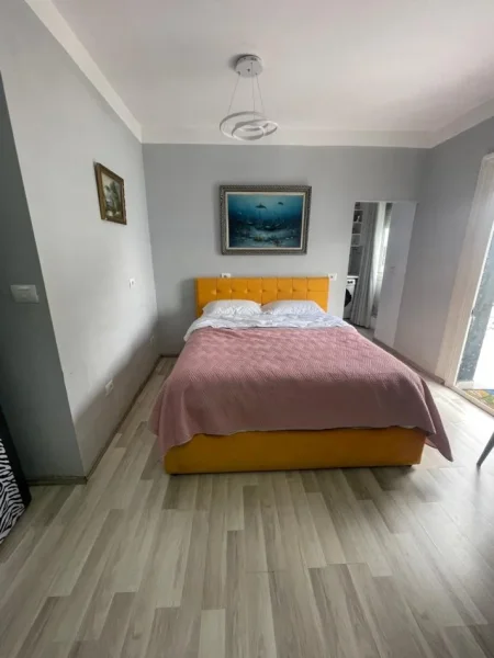 Tirane, jepet me qera garsonier Kati 13, 510 € (EKSPOZITA)