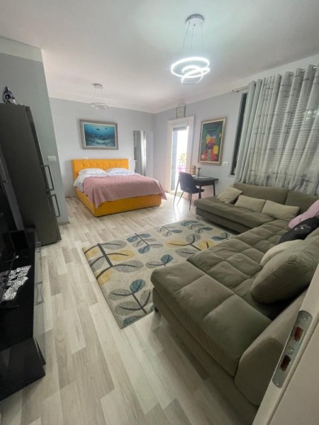 Tirane, jepet me qera garsonier Kati 13, 510 € (EKSPOZITA)