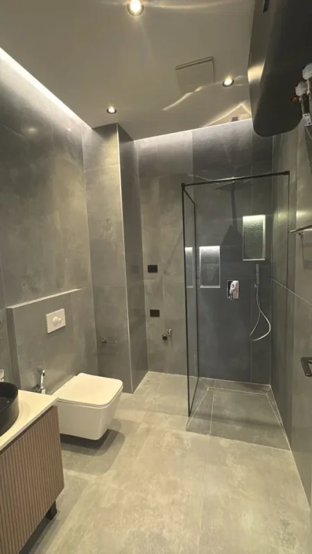 Tirane, jepet me qera apartament 1+1+Ballkon Kati 1, 90 m² 800 € (KODRA E DIELLIT)