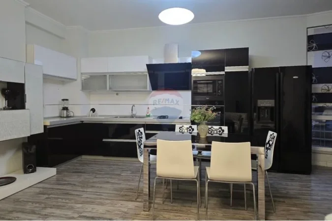 Tirane, jepet me qera apartament 2+1+Ballkon Kati 3, 115 m² 700 € (LIQENI I THATE)