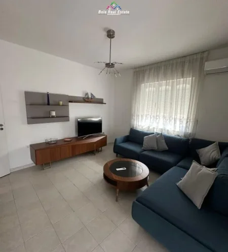 Tirane, jepet me qera apartament 2+1+Ballkon Kati 3, 700 m² 700 € (prane Qendres Linkoln)
