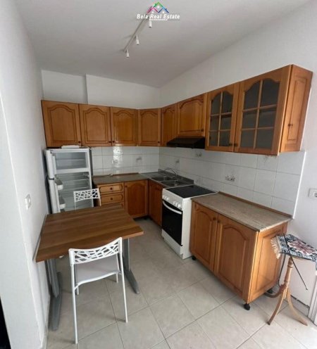 Tirane, jepet me qera apartament 2+1+Ballkon Kati 3, 700 m² 700 € (prane Qendres Linkoln)
