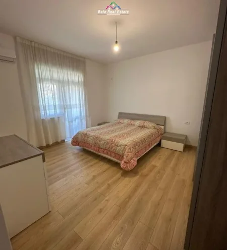 Tirane, jepet me qera apartament 2+1+Ballkon Kati 3, 700 m² 700 € (prane Qendres Linkoln)