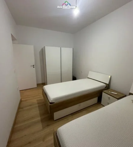 Tirane, jepet me qera apartament 2+1+Ballkon Kati 3, 700 m² 700 € (prane Qendres Linkoln)
