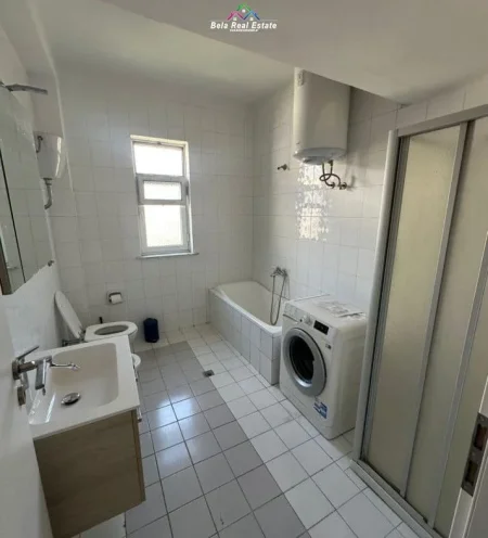 Tirane, jepet me qera apartament 2+1+Ballkon Kati 3, 700 m² 700 € (prane Qendres Linkoln)