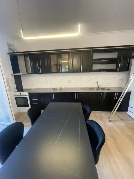 Tirane, jepet me qera apartament 2+1+Ballkon Kati 2, 90 m² 800 € (KODRA E DIELLIT)