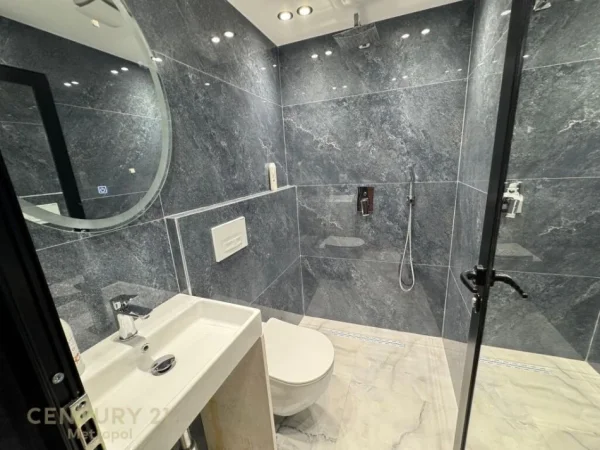 Tirane, shitet apartament 4+1+Ballkon Kati 4, 100 m² 324.000 € (ish Blloku)