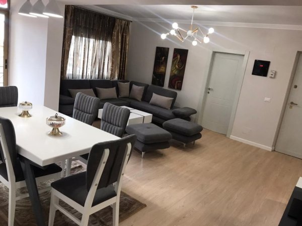 Tirane, jepet me qera apartament 3+1 Kati 6, 124 m² 1.000 € (Pas Bar Piazza, Muzeut Kombëtar, Sheshi Skënderbej)