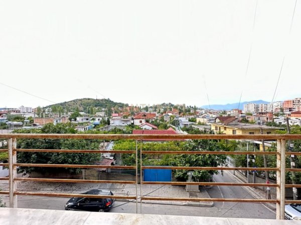 Tirane, jepet me qera apartament 3+1 Kati 2, 125 m² 500 € 