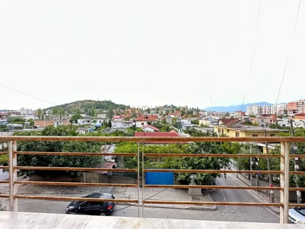 Tirane, jepet me qera apartament 3+1 Kati 2, 125 m² 500 € 